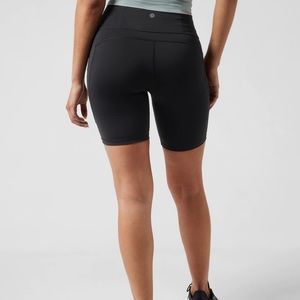 Athleta Ultimate Stash II 7” Short